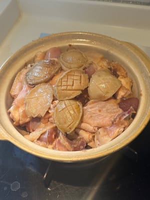 之後，加入醃製好的雞肉和鮑魚。
