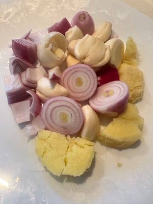 同時準備其他食材。