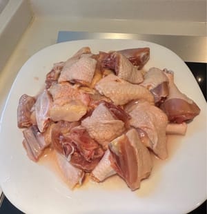 將雞肉切成小塊，並洗淨。