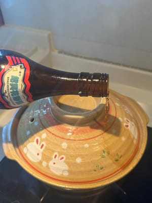 蓋上蓋子，淋上花雕酒。