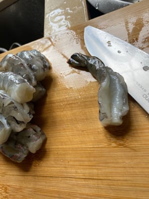 剝去蝦殼，切開蝦背，去除蝦線