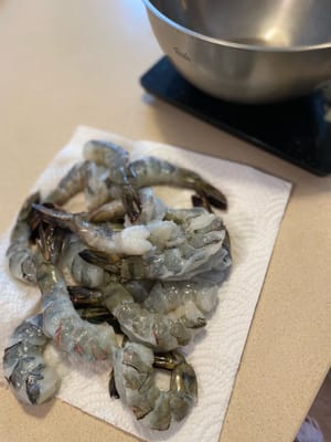 用廚房紙巾洗淨蝦子並擦乾