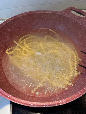 En una olla con agua hirviendo, agrega sal y cocina tu pasta según el empaque (la mía se cocinó por 15 minutos)