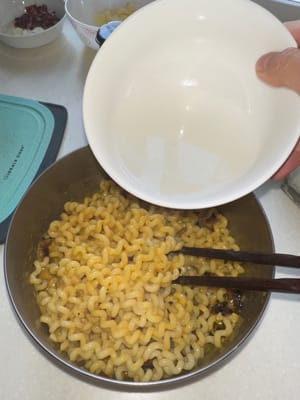 Agregue agua de la pasta si la consistencia es demasiado espesa.