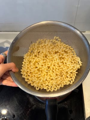 Una vez cocida, escurra la pasta y reserve un poco de agua de la pasta (aproximadamente 1/4 de taza).