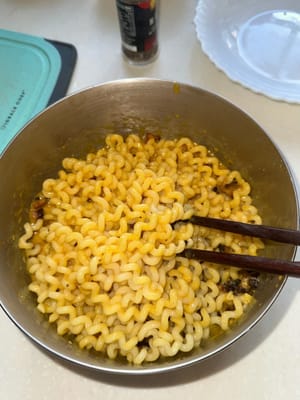 Luego, transfiera la pasta al tazón con la salsa, mezcle bien mientras esté caliente.