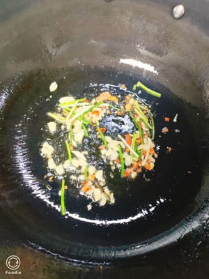 Heat oil in a pan until the oil is hot, add chopped onion, 5 grams of chopped garlic, 5 grams of ginger, and 10 grams of chili pepper. Stir-fry until fragrant.