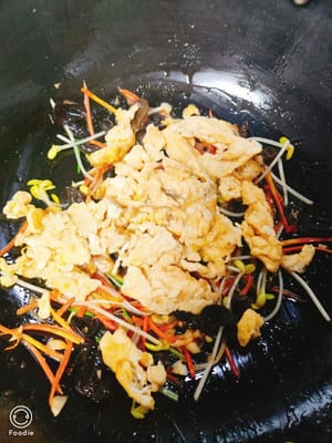 Add the prepared eggs, 1 tablespoon of soy sauce, 1 teaspoon of oyster sauce, some salt, a pinch of pepper, and stir-fry quickly until evenly seasoned.