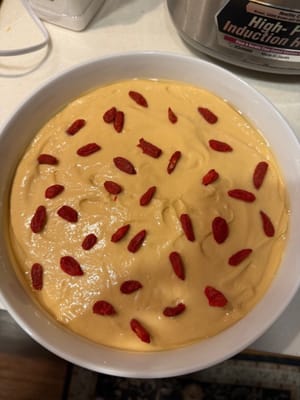 Verser dans un récipient préalablement graissé avec de l'huile et parsemer de baies de goji