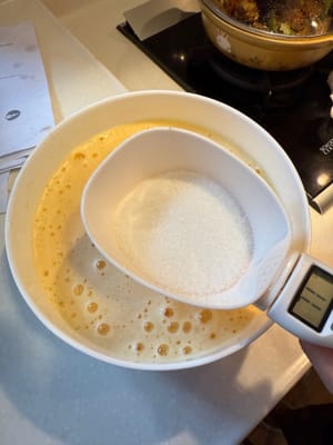 Ajouter le lait, le beurre, le sucre et bien mélanger.