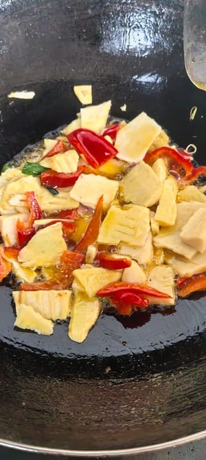 Etwas Öl in der Pfanne lassen, Ingwer, Knoblauch und Chilistreifen hinzufügen, kurz anbraten, dann die vorbereiteten Zutaten dazugeben und anbraten, bis es duftet. Mit etwas Salz würzen.