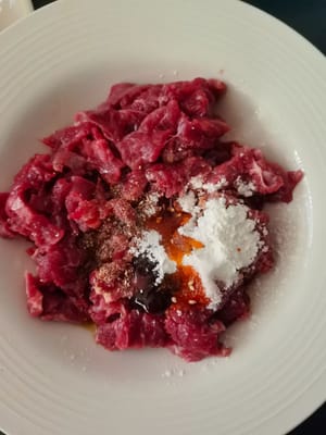 Das Rindfleisch in dünne Scheiben schneiden, Maisstärke, Sichuanpfefferpulver, weißen Pfeffer und einen halben Teelöffel Speiseöl hinzufügen, gut vermischen und 5 Minuten marinieren lassen.