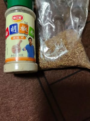 Je 10 Gramm Sichuanpfefferpulver und schwarzer Pfeffer