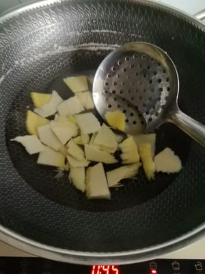 Wasser in einem Topf zum Kochen bringen, geschnittene Winterbambussprossen und etwas Salz hinzufügen, drei Minuten blanchieren, dann mit klarem Wasser abspülen und abtropfen lassen.