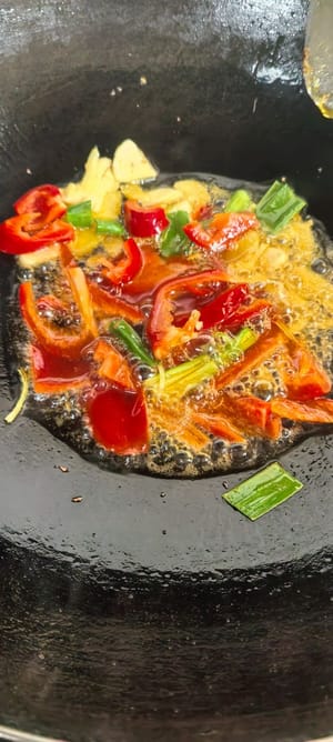 Etwas Öl in der Pfanne lassen, Ingwer, Knoblauch und Chilistreifen hinzufügen, kurz anbraten, dann die vorbereiteten Zutaten dazugeben und anbraten, bis es duftet. Mit etwas Salz würzen.