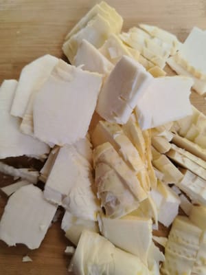 Winterbambussprossen schälen und in dünne Scheiben schneiden.