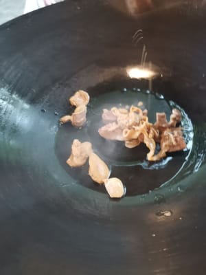 siapkan wajan tuang minyak, masukan (jeroan ayam)