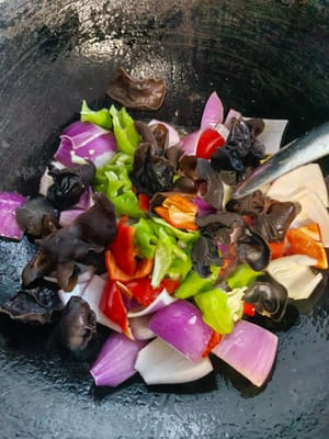 Then add the prepared onion, black fungus, green and red peppers.