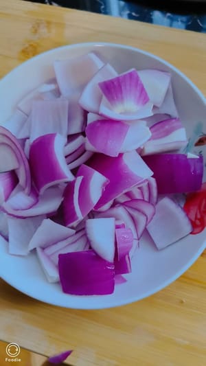 Halve the onion and cut into large and small pieces.