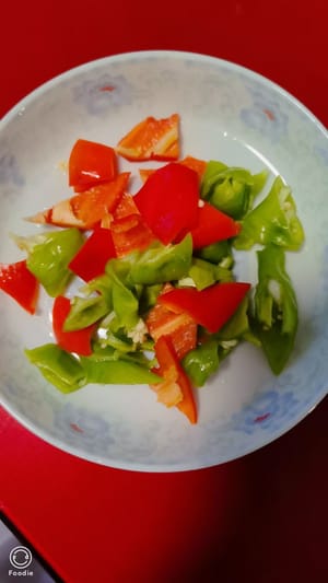 10 grams each of prepared green and red peppers.