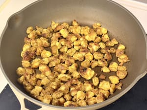 フライパンに少量の食用油を熱し、鶏の軟骨と骨を加えて中弱火で、鶏の軟骨から油が出て表面がカリッと黄金色になるまで炒めます。出来上がりです。