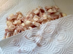 洗った後、水を切り、キッチンペーパーで軽くたたいて水気を切ります。