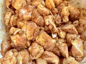 塩、料理酒、カレーソースを加えてよく混ぜ、冷蔵庫で少なくとも 30 分間マリネします。