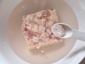 小さじ1杯の塩を冷水に混ぜ、鶏の軟骨を冷水で解凍します。