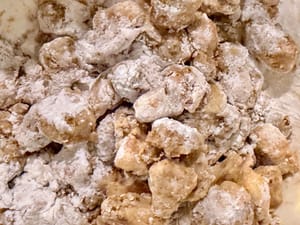 マリネした鶏軟骨をコーンスターチと混ぜます。