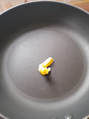 Prepare a frying pan, add margarine, wait until it is hot, then add the onion and garlic, sauté until wilted (fragrant)