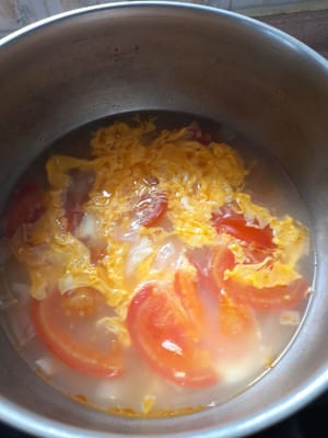 Ich glaube, die Tomaten sind welk.
Herd ausschalten, Eier hinzufügen, ±3 Minuten quellen lassen und umrühren. Wieder abdecken. Herd wieder einschalten, Zucker, Salz, Pfeffer und Brühepulver hinzufügen.
Erneut umrühren, bis es kocht. Abschmecken nicht vergessen. Herd ausschalten.