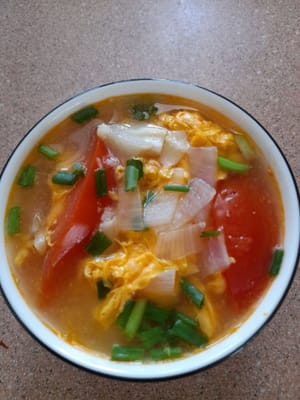 Die Eiersuppe ist gekocht und servierbereit