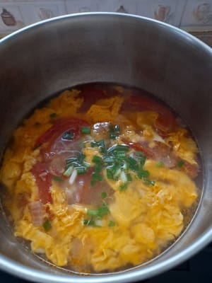 Zum Schluss die in Scheiben geschnittenen Frühlingszwiebeln dazugeben, gut umrühren.