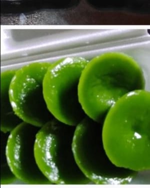 20分鐘後，kutsinta就完成了。可以加入配料了