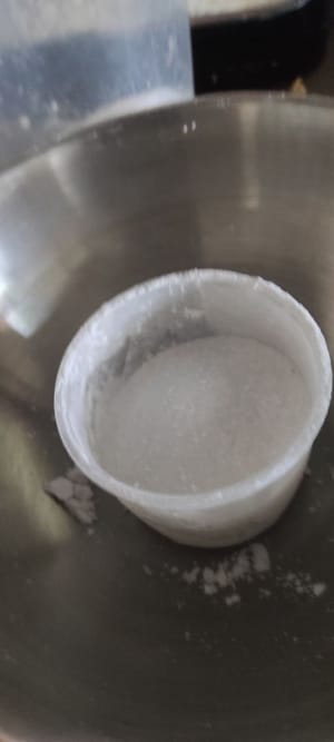 /2 杯白糖，如果使用香蘭汁或白開水，只需添加一茶匙調味料，如紫蘇、黑色食用色素或使用紅糖的天然棕色。