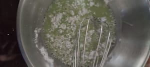 在碗中加入萃取的香蘭汁，將所有原料混合在一起。