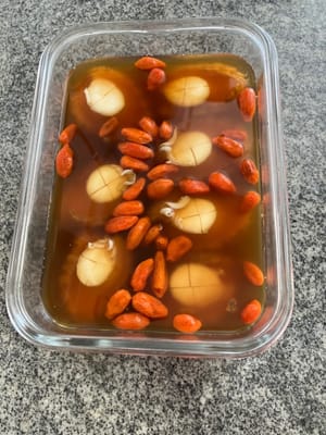 在每只鲍鱼上划十字，使其更容易吸收鸡汤。将冷却的鸡汤倒入冷却的鲍鱼中，冷藏2天。