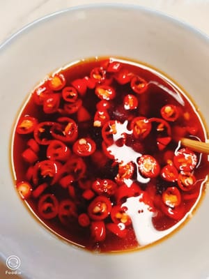 Tambahkan tiga gram garam, tiga gram gula, satu sendok teh kecap asin, saus tiram secukupnya, dan satu sendok teh air murni, aduk rata dan sisihkan.