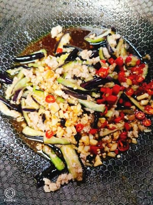 Tuang saus yang sudah disiapkan ke dalam panci,