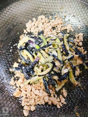 Masukkan terong dan tumis dengan api kecil hingga terong empuk.