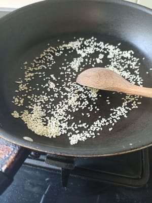 Während der Fisch mariniert, rösten wir die Sesamkörner bei schwacher Hitze, bis sie gelb werden.