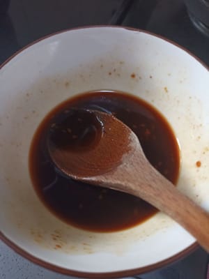 Wir bereiten die Sauce zu, geben 1 EL Teriyaki-Sauce und 65 ml Wasser hinzu und rühren, bis alles gleichmäßig vermischt ist.