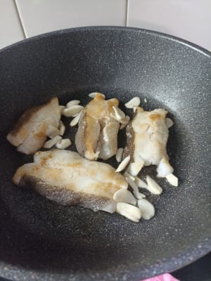 Nach einigen Minuten wenden und den geschnittenen Knoblauch dazugeben.