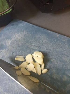 Knoblauch schälen und in Scheiben schneiden