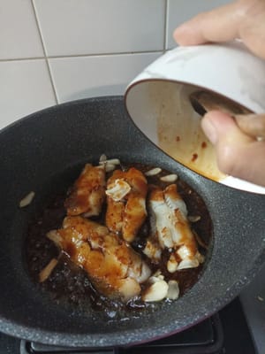 Die Teriyaki-Sauce hinzufügen und 1 Minute langsam kochen, bis die Sauce leicht eingedickt ist.