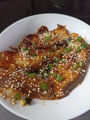 Den Heilbutt vom Teller nehmen und mit den gerösteten Sesamkörnern bestreuen. Die Heilbutt-Teriyaki-Sauce ist servierfertig.