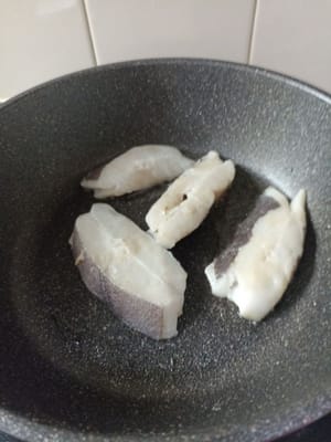 Öl hinzufügen, nachdem es heiß ist, den gebratenen Fisch langsam hinzufügen.