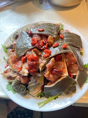將醃好的甲魚放在上面，準備蒸