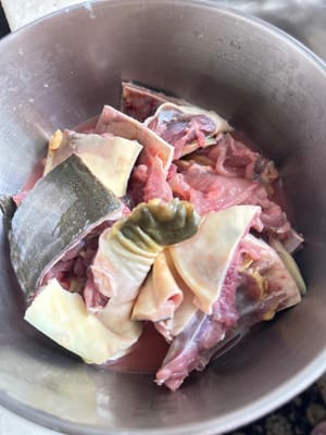 用玉米澱粉擦軟殼甲魚，靜置5分鐘。用水洗淨。