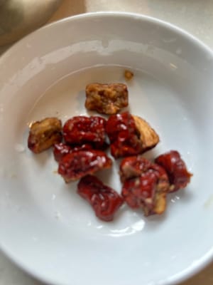 將每顆紅棗切成4塊